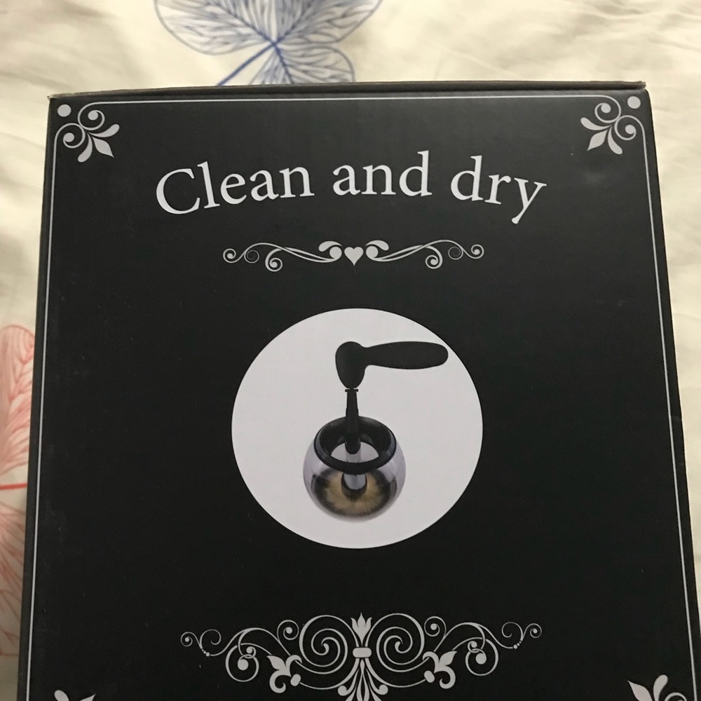 Makeup brush cleaner